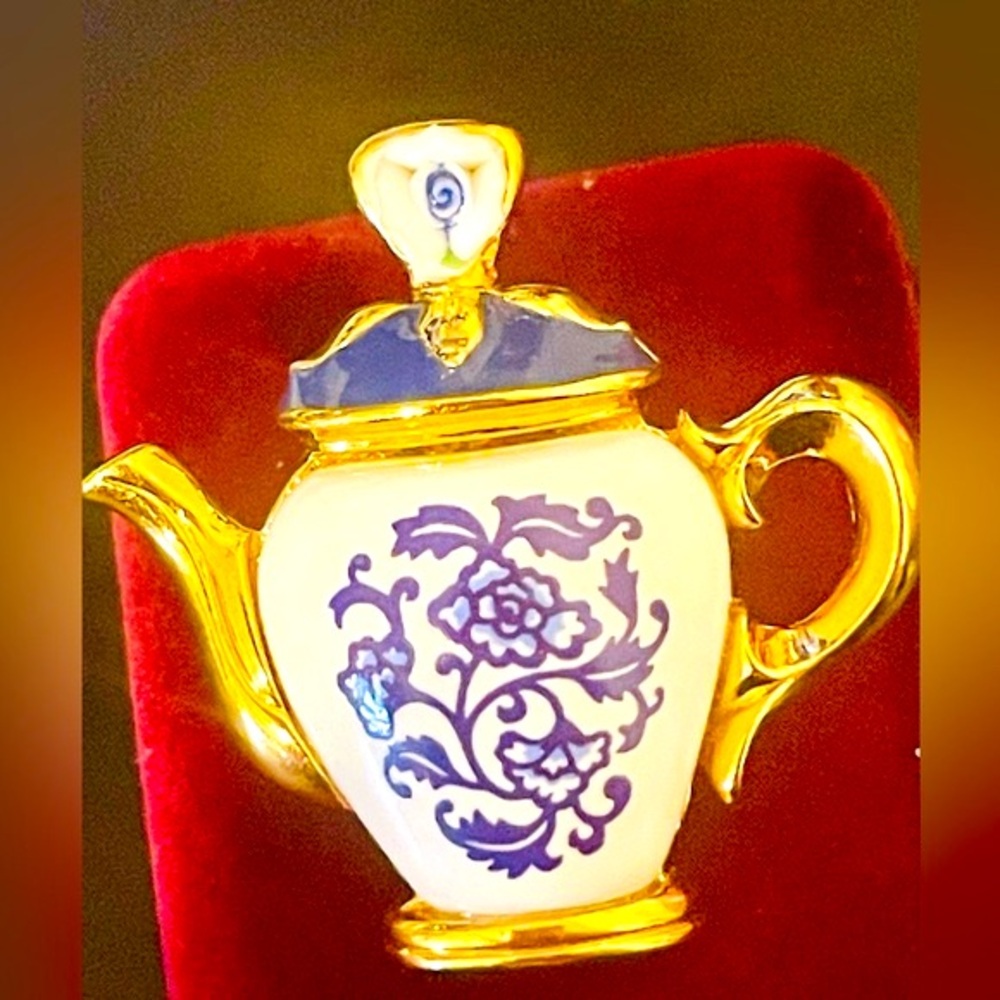 Vintage Goldtone Tea Time Blue/ White Teapot Brooch/ Pin. - Picture 6 of 7